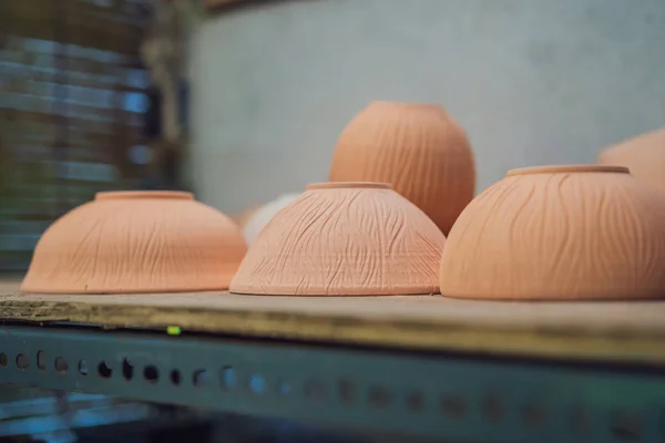 Copas en los estantes en el taller de cerámica — Foto de Stock