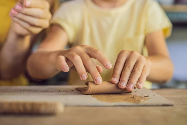 Mère et fils faisant pot en céramique dans l'atelier de poterie — Photo