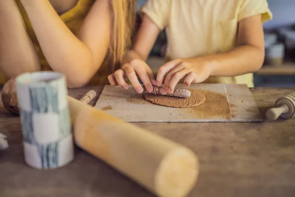 Matka i syn robi ceramiczną doniczkę w warsztacie garncarstwa — Zdjęcie stockowe