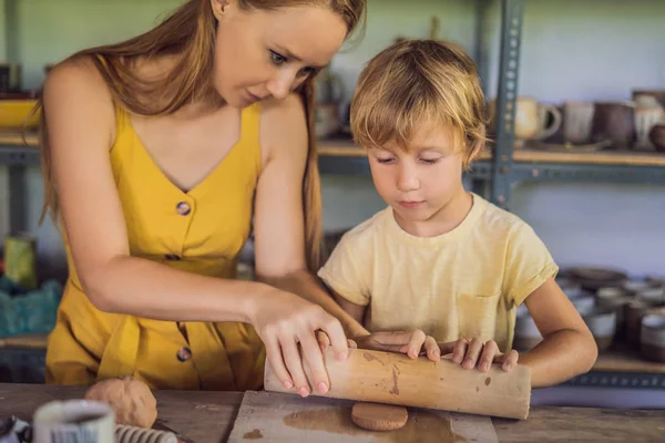 Madre e hijo haciendo olla de cerámica en taller de cerámica —  Fotos de Stock