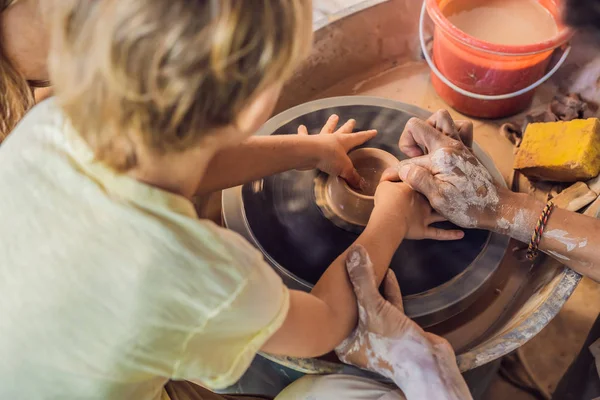 Father and son doing ceramic pot in pottery workshop — Stock Photo, Image