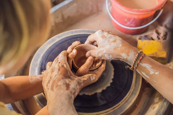 Otec a syn dělají keramický hrnec v keramice — Stock fotografie