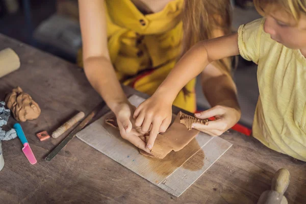 Matka a syn dělají keramický hrnec v keramice — Stock fotografie