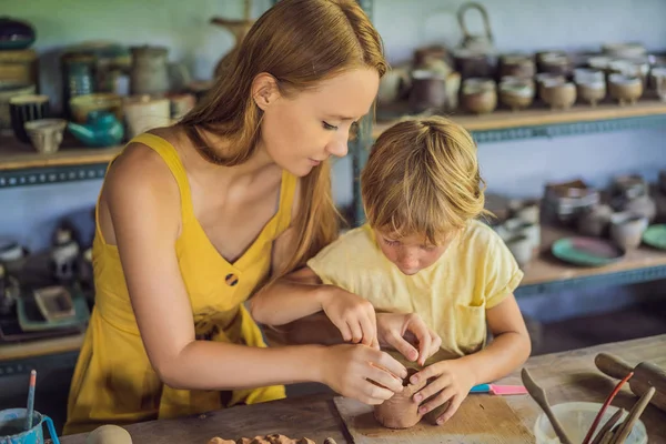 Madre e hijo haciendo olla de cerámica en taller de cerámica —  Fotos de Stock