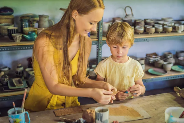 Madre e hijo haciendo olla de cerámica en taller de cerámica —  Fotos de Stock