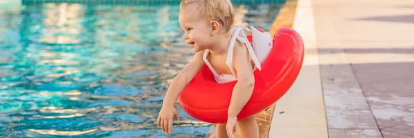 Menino com círculo inflável na piscina BANNER, LONG FORMAT — Fotografia de Stock
