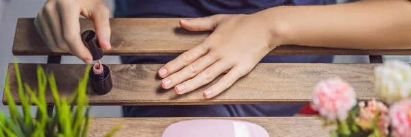 Ung kvinde gør manicure med gel polish og UV-lampe i lyserøde nuancer BANNER, Lang FORMAT - Stock-foto