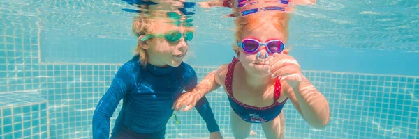 Bambini che si divertono a giocare sott'acqua in piscina durante le vacanze estive BANNER, FORMATO LUNGO — Foto Stock