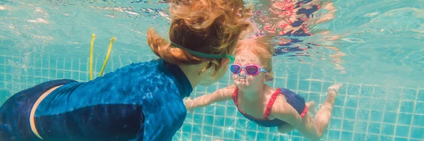 여름 휴가 배너, 긴 형식에 수영장에서 수중 재생 재미를 가진 아이 — 스톡 사진