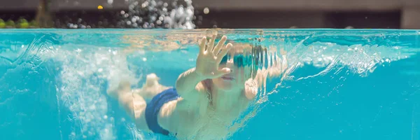 Chlapec se baví hrát pod vodou v bazénu na letních prázdninách nápis, dlouhý formát — Stock fotografie