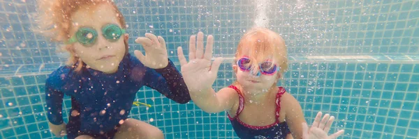 Bambini che si divertono a giocare sott'acqua in piscina durante le vacanze estive BANNER, FORMATO LUNGO — Foto Stock