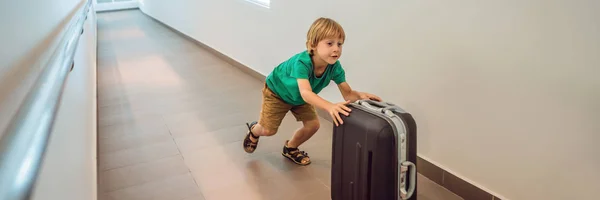 Engraçado menino indo em viagem de férias com mala no aeroporto, dentro de casa BANNER, LONG FORMAT — Fotografia de Stock