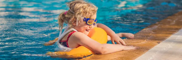 Havuz da aktiviteler, kız yüzme ve su, mutluluk ve yaz Banner, Uzun Format oynarken — Stok fotoğraf