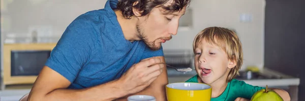 Far och son pratar och ler samtidigt som en frukost i köket banner, lång format — Stockfoto