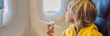 Küçük çocuk tatil Banner, Uzun Format uçan ticari jet uçağı oyuncak uçak ile oynamak