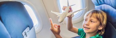 Küçük çocuk tatil Banner, Uzun Format uçan ticari jet uçağı oyuncak uçak ile oynamak