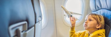 Küçük çocuk tatil Banner, Uzun Format uçan ticari jet uçağı oyuncak uçak ile oynamak