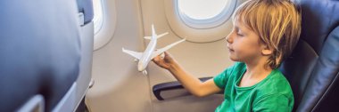 Küçük çocuk tatil Banner, Uzun Format uçan ticari jet uçağı oyuncak uçak ile oynamak