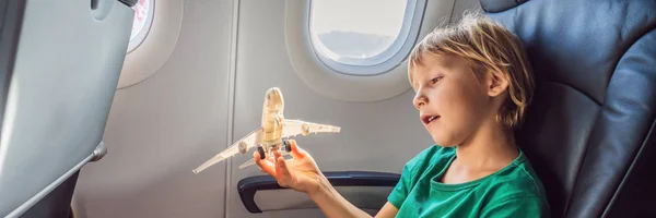 Küçük çocuk tatil Banner, Uzun Format uçan ticari jet uçağı oyuncak uçak ile oynamak — Stok fotoğraf
