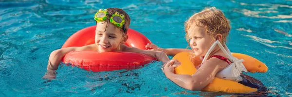 两个小孩在游泳池玩横幅，长格式 — 图库照片