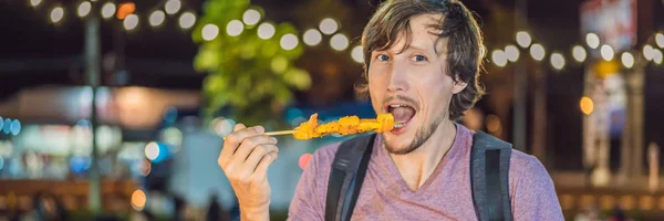 Jeune touriste sur le marché alimentaire asiatique Walking street BANNER, LONG FORMAT — Photo