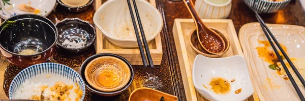 Dağınık tablosundan sonra Japon restoranı. Kirli, yemek, yemek artıkları kavramları afiş, uzun biçimde bitirmek