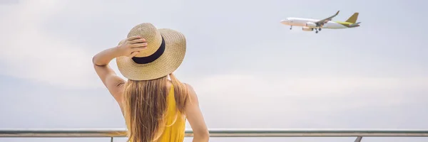 Comienzo de su viaje. Hermosa joven viajera en un vestido amarillo y una maleta amarilla está esperando su vuelo BANNER, FORMATO LARGO —  Fotos de Stock