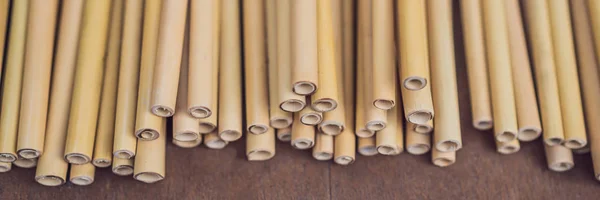Ekologisk bambu halm eller bambu röret för dricksvatten bara säga nej till plast liten och lätt och som sådan ofta undgå återvinning insatser banner, lång format — Stockfoto