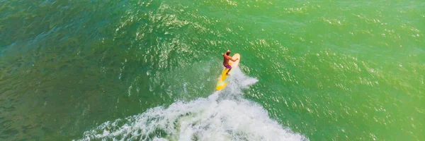 Una vista aerea dei surfisti in attesa di un'onda nell'oceano in una giornata limpida BANNER, FORMATO LUNGO — Foto Stock