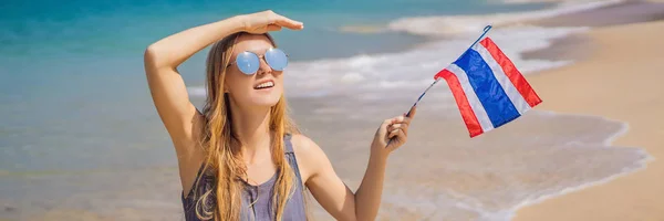 Mujer feliz divirtiéndose en la playa con bandera de Tailandia. Hermosa chica disfrutando de viajar a Asia BANNER, FORMATO LARGO —  Fotos de Stock