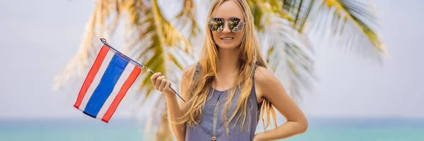 Femme heureuse s'amuser à la plage avec le drapeau de la Thaïlande. Belle fille appréciant voyager en Asie BANNER, LONG FORMAT — Photo