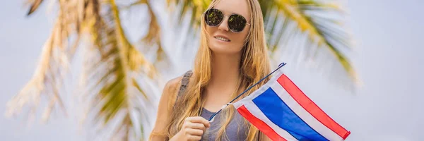 タイの旗とビーチで楽しんで幸せな女性。アジアバナー、ロングフォーマットへの旅行を楽しむ美しい女の子 — ストック写真