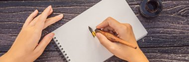 Bir tabela tutan ahşap bir arka plan kadın elleri, çizim blok, kağıt, mockup Banner, Uzun Format