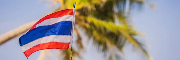 Acenando bandeira Tailândia no céu azul ensolarado com fundo de praia de verão. Tema de férias, conceito de feriado BANNER, LONG FORMAT — Fotografia de Stock