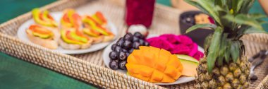 Banner, Uzun Format Yüzme Havuzunda Kahvaltı tepsisi, lüks otelde yüzen kahvaltı. Havuzda dinlenen kız smoothies içme ve meyve tabağı, otel havuzu yanında smoothie kase yemek. Egzotik
