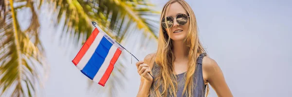タイの旗とビーチで楽しんで幸せな女性。アジアバナー、ロングフォーマットへの旅行を楽しむ美しい女の子 — ストック写真