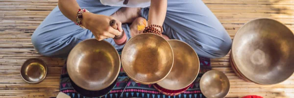 BANNER, LONG FORMAT Nepal Buda tigela de canto de cobre no salão de spa. Jovem mulher bonita fazendo massagem terapia cantando tigelas no Spa contra uma cachoeira. Terapia sonora, recreação, meditação — Fotografia de Stock