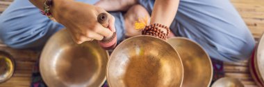 Tibet'te bir şelaleye karşı yoga minderinde otururken çalan kadın. Vintage tonlu. Mala boncuklu güzel kız Banner meditasyon, Uzun Format