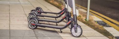 Kiralık elektrikli scooterlar. kentsel ulaşım. Elektrikli Ride Paylaşım Scooter Astarlı ve Banner, Uzun Format Kiralamaya Hazır