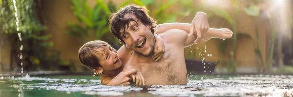 Papà e figlio si divertono in piscina BANNER, FORMATO LUNGO — Foto Stock