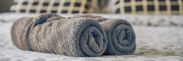 Freshly laundered fluffy towels on bed in hotel BANNER, LONG FORMAT — Stock Photo, Image