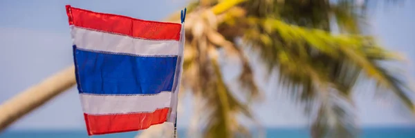 Ondeando la bandera de Tailandia en el soleado cielo azul con fondo de playa de verano. Tema de vacaciones, concepto de vacaciones BANNER, FORMATO LARGO —  Fotos de Stock