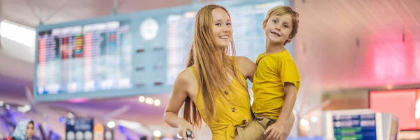 Banner, Großformat Familie am Flughafen vor dem Abflug. Mutter und Sohn warten am Abfluggate des modernen internationalen Terminals darauf, an Bord zu gehen. Reisen und Fliegen mit Kindern. Mutter mit Kind-Internat — Stockfoto