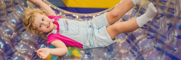 Sevimli küçük çocuk ve kız Zorb ortasında bir delik ile haddeleme plastik silindir halka oynarken, intdoor Banner, Uzun Format — Stok fotoğraf