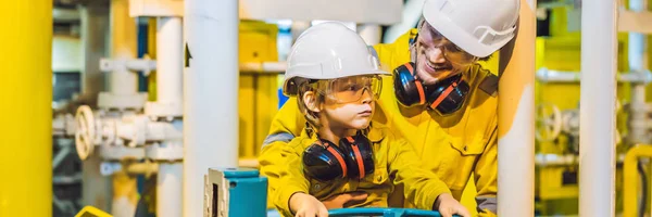 Skládaný, dlouhý formát mladý muž a malý chlapec jsou ve žluté pracovní uniformě, skleničkách a helmici v průmyslovém prostředí, ropná plošina nebo zkapalněný plynový závod — Stock fotografie