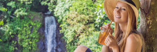 Портретный образ красивой женщины, пьющей чай со льдом с чувством счастья в зеленой природе и водопада сада фон баннер, длинный Формат — стоковое фото