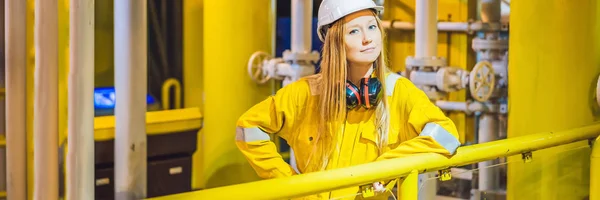 Mujer joven en uniforme de trabajo amarillo, gafas y casco en ambiente industrial, plataforma petrolera o planta de gas licuado BANNER, FORMATO LARGO — Foto de Stock