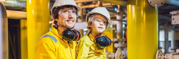 Skládaný, dlouhý formát mladý muž a malý chlapec jsou ve žluté pracovní uniformě, skleničkách a helmici v průmyslovém prostředí, ropná plošina nebo zkapalněný plynový závod — Stock fotografie