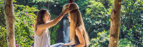 BANNER, LONG FORMAT Népal Bouddha cuivre bol chantant au salon de spa. Jeune belle femme faisant massothérapie chantant des bols dans le spa contre une cascade. Thérapie sonore, loisirs, méditation — Photo