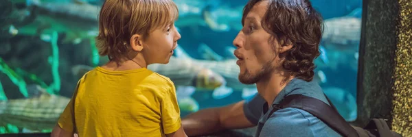 Padre e hijo mirando a los peces en un acuario túnel BANNER, FORMATO LARGO — Foto de Stock